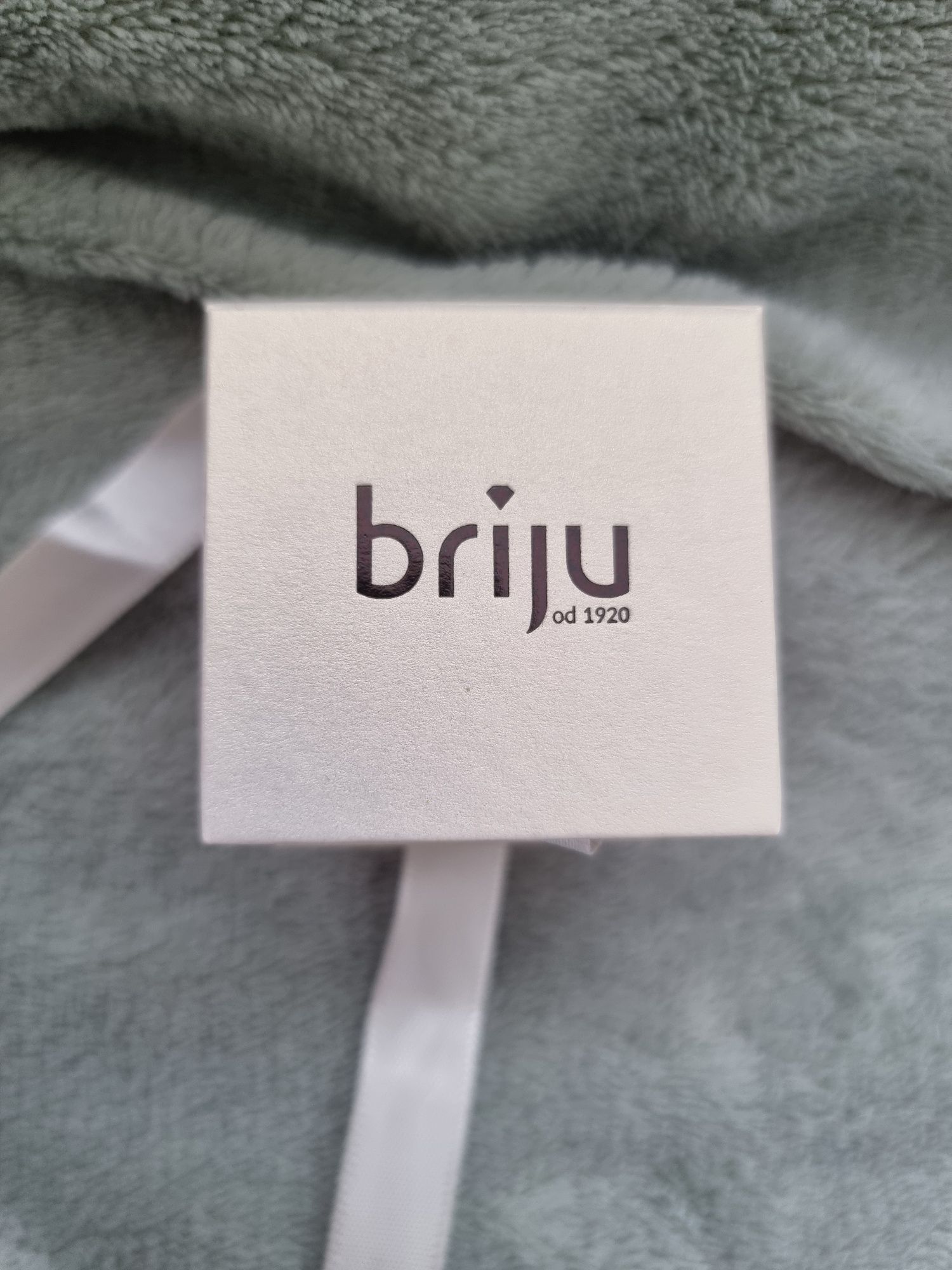 Pierscionek z krzyżykiem briju