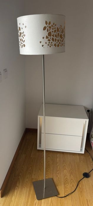 Candeeiro com design simples