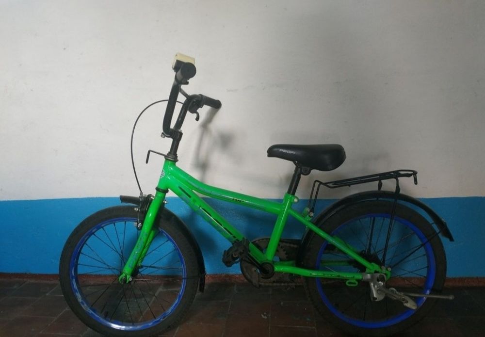 Велосипед дитячий, колесо 18 дюймів.