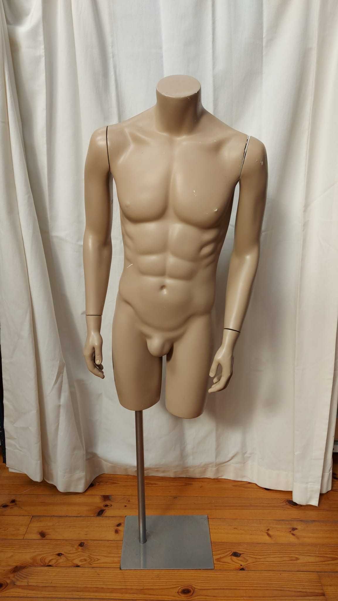 Manequim de homem com meia perna e sem cabeça - usado