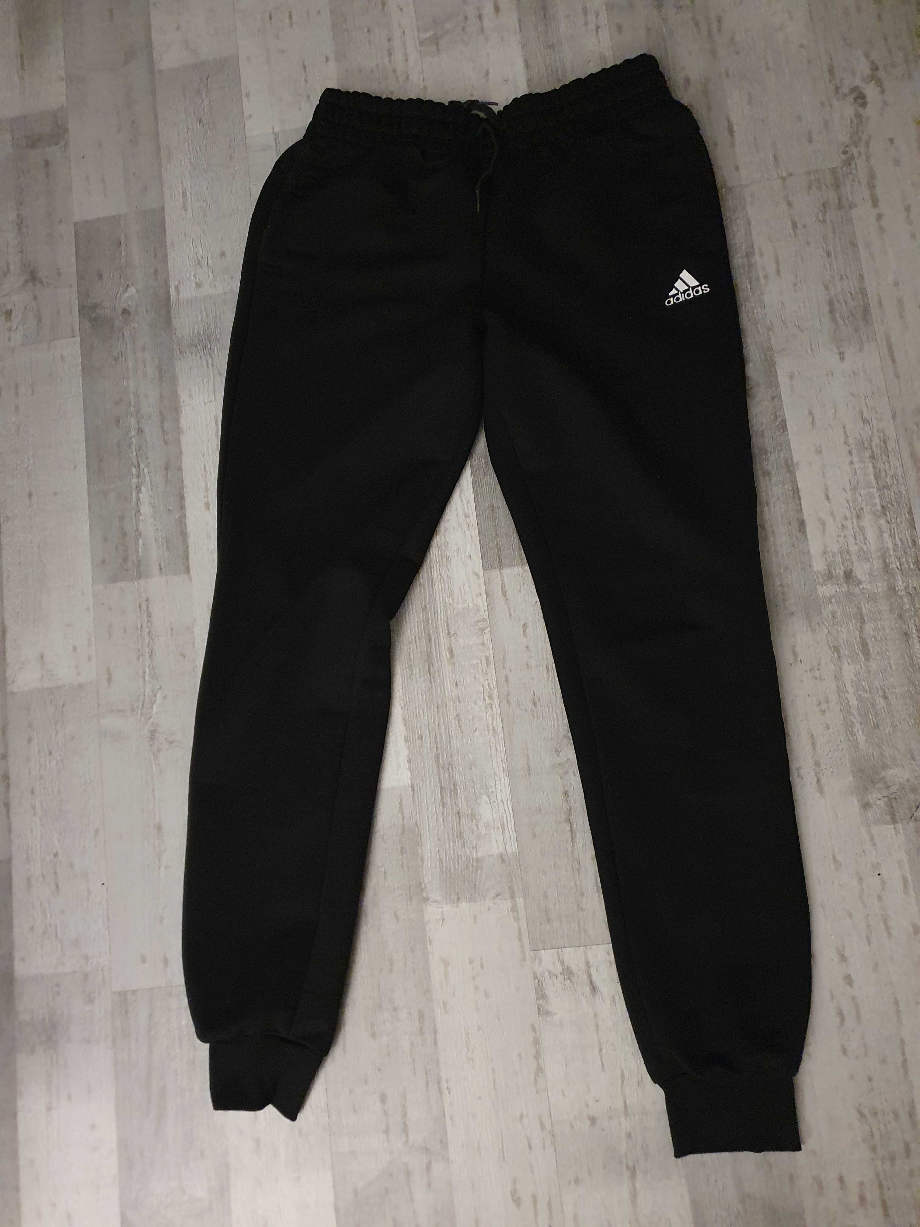 Czarne dresy adidas