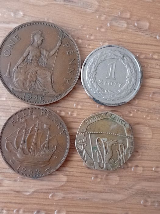 Vendo estas  quatro moedas estrangeiras