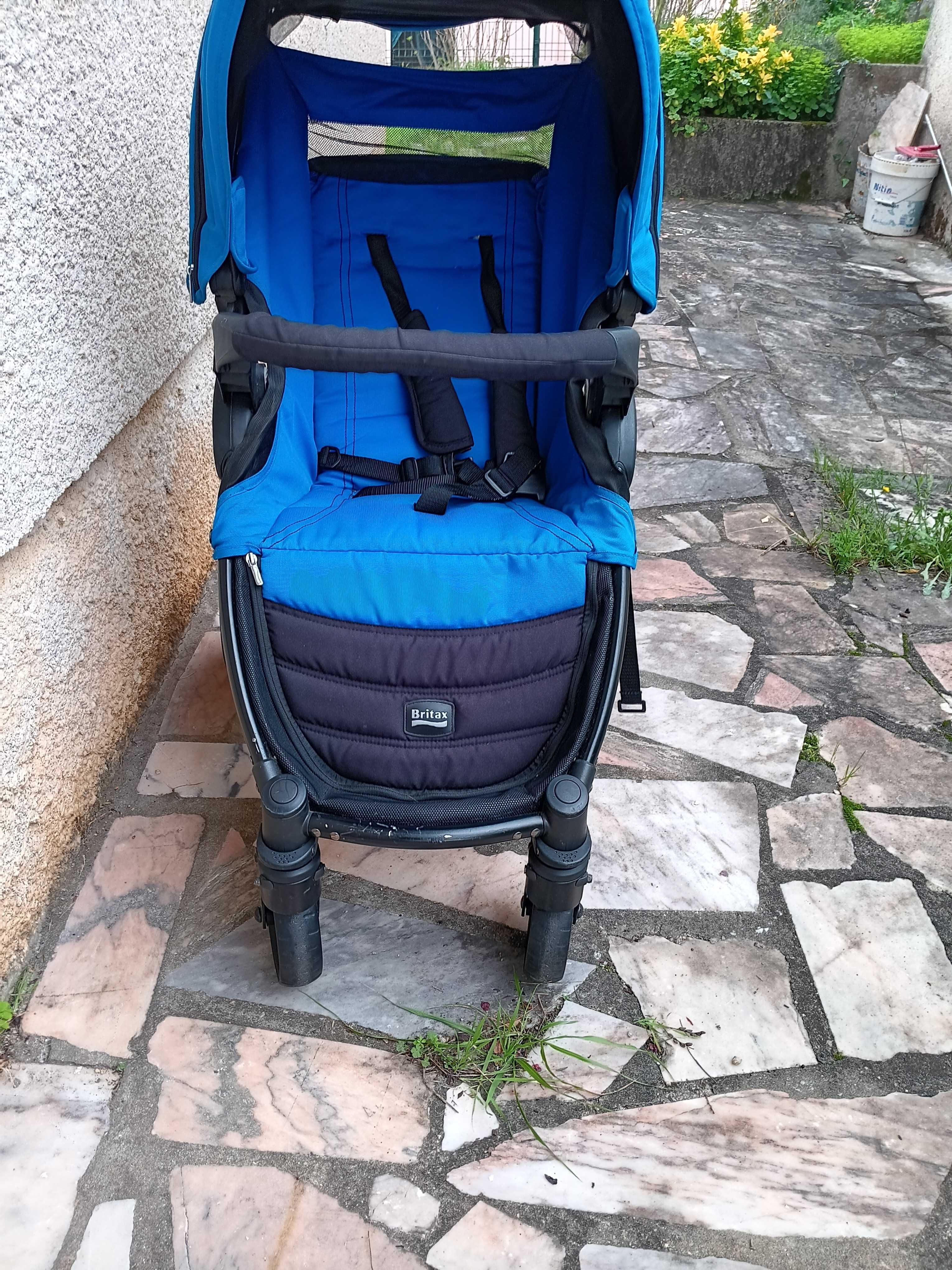 Para venda duas cadeiras de passeio mais uma bicicleta.