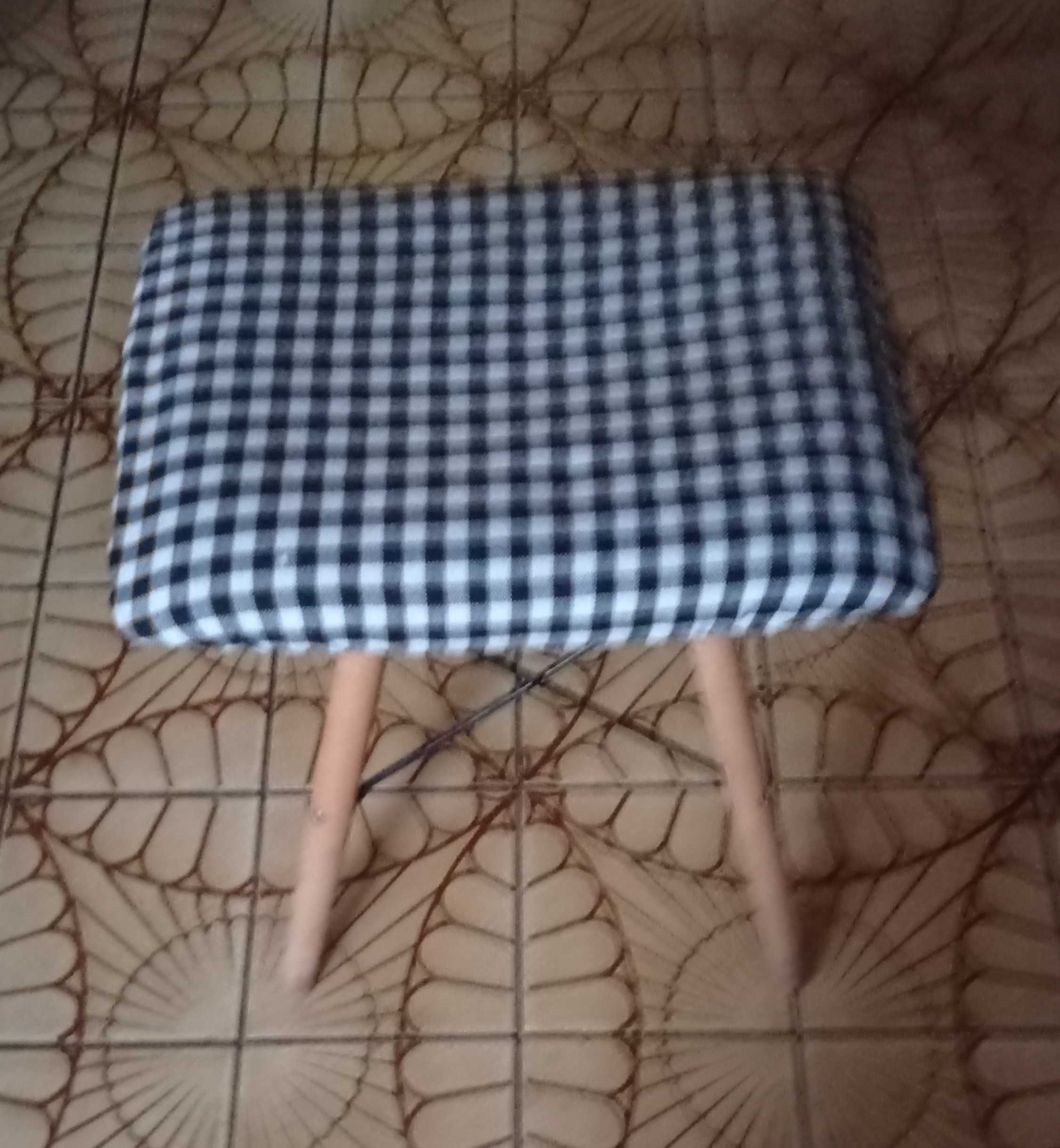 Taboret krzesełko ryczka NOWY 42cm wysokości poduszka