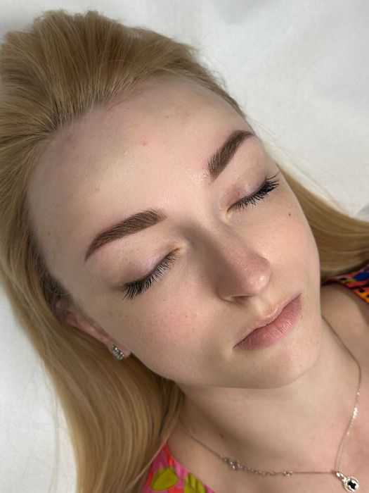 Makijaż permanentny brwi modelka