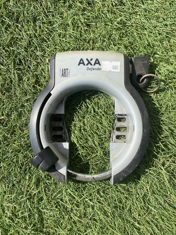 Велосипедні замки AXA Block XXL, AXA Defender та AXA Solid Plus.