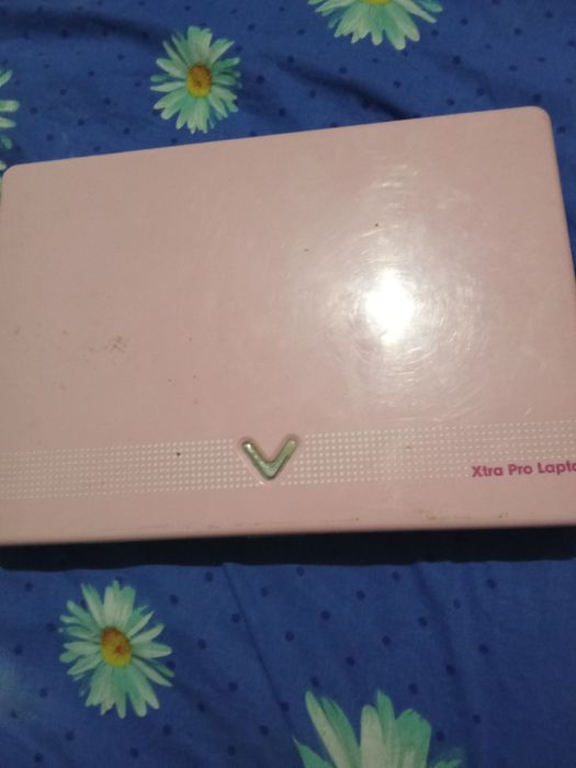 Дитячий комп'ютер працюе від батарейок і шнура еле шнура нема