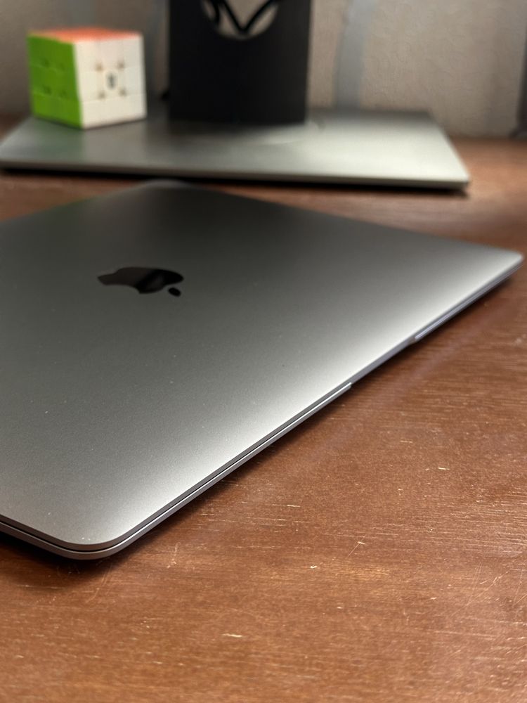 MacBook Air 13" 2019 i5 16gb RAM 128gb SSD Space