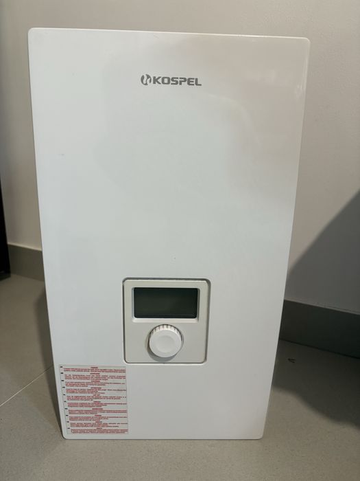Elektryczny przeplywowy podgrzewacz wody marki Kospel.