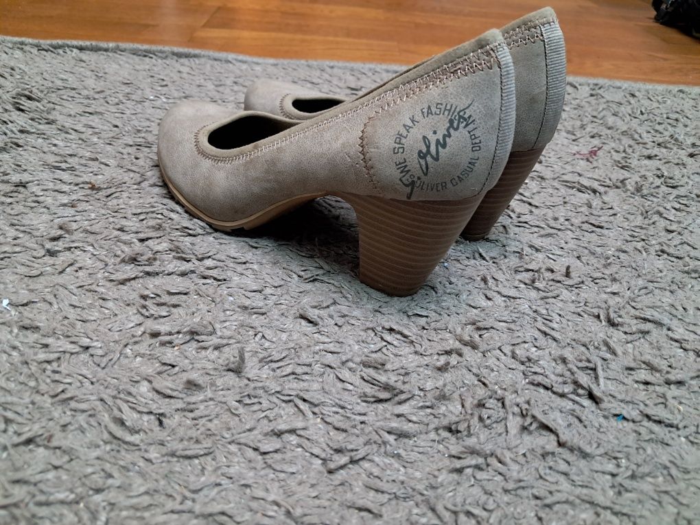 Buty na kwadratowym słupku