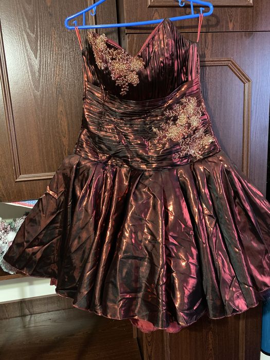 Продам або здам в оренду бальні сукні