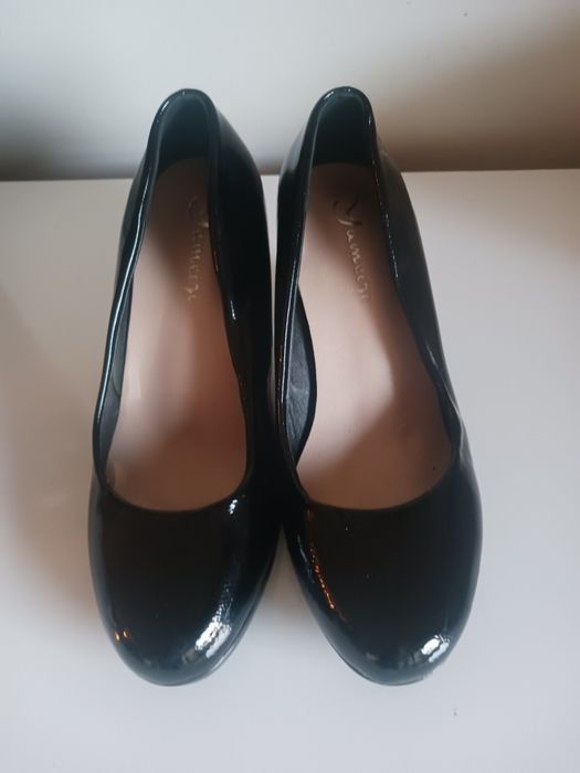 Sapatos pretos tacão medio também 35