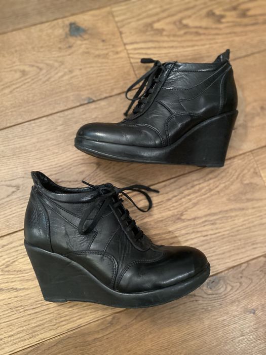 Prima Moda skórzane botki na koturnie wiązane, r.37