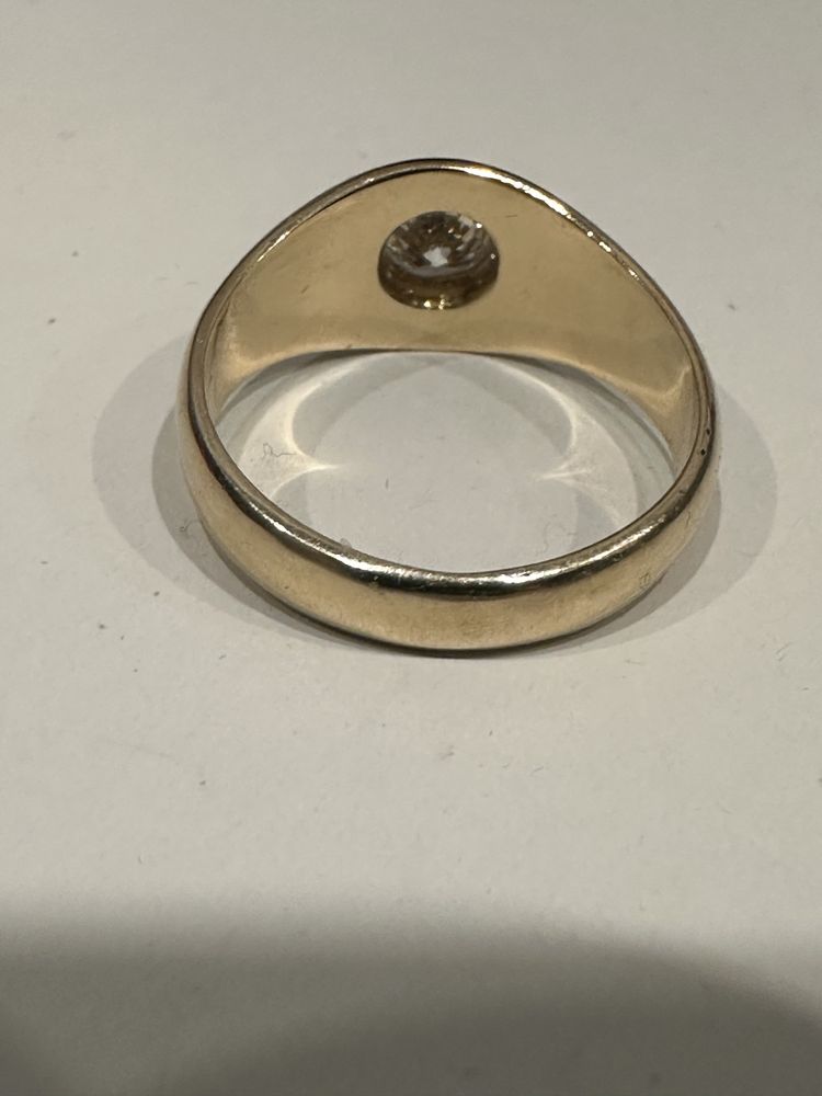 Pierścionek złoty z brylantem 0.71 ct