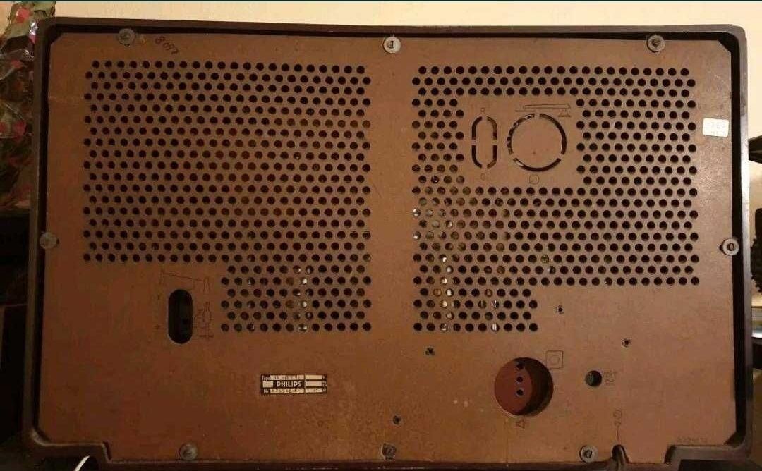 Rádio vintage Philips Bx505 A/11, de 1951

Dimensões: L 50 × A 30 ×