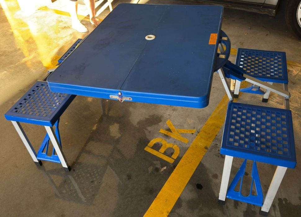 Mesa de piquenique dobrável com cadeiras