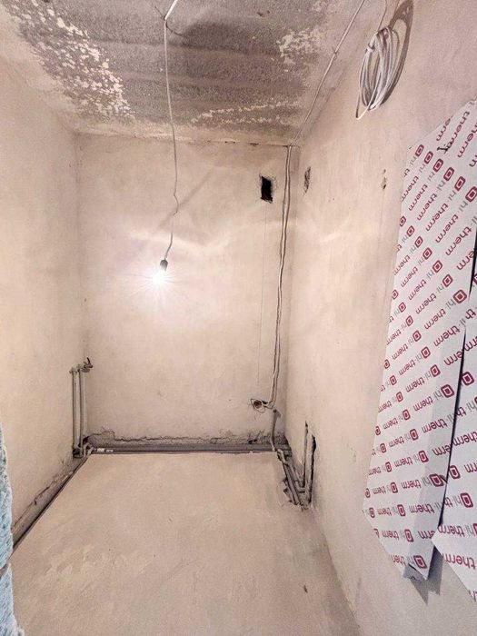 ПРОДАЖ Трикімнатна квартира з кухнею студією поруч парку