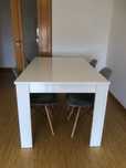 Mesa e cadeiras de estilo nordico