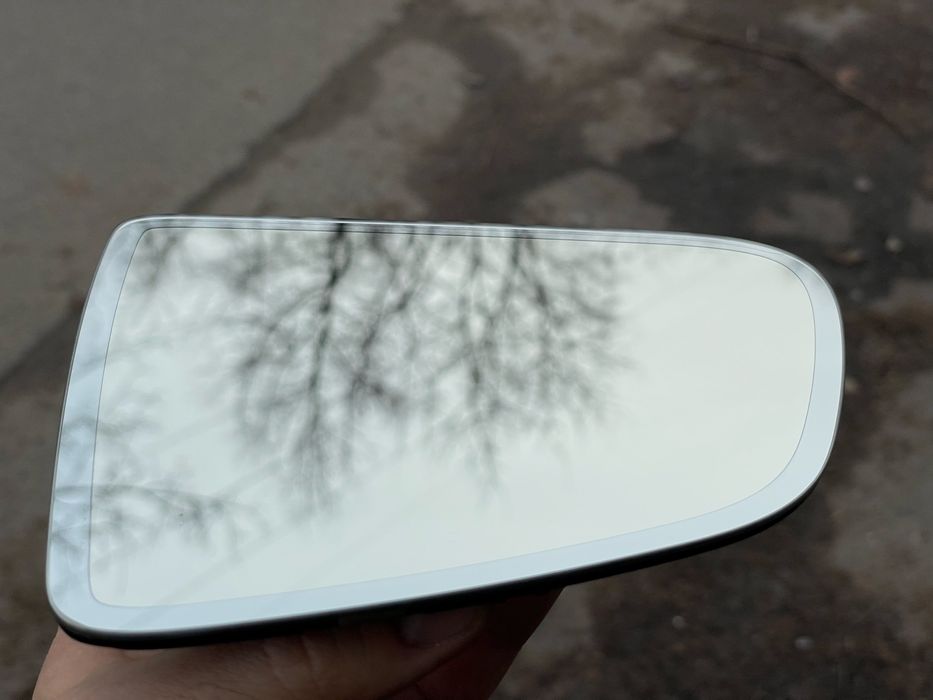 Зеркальний елемент Tesla Y, зеркало