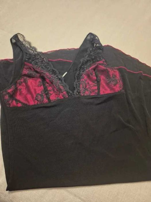 Camisa de noite preta e vermelha com renda
