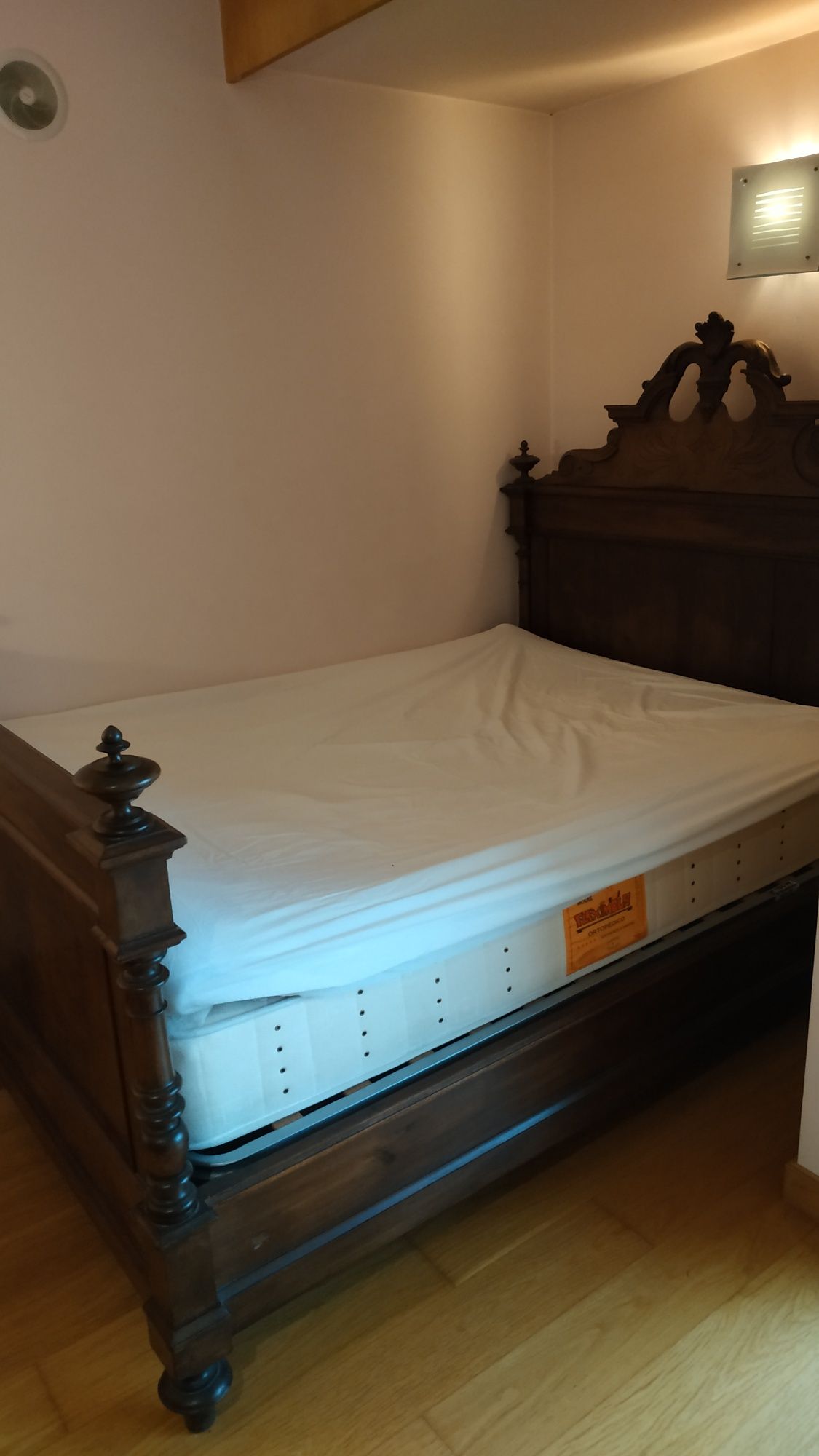 Cama de casal antiga com colchão