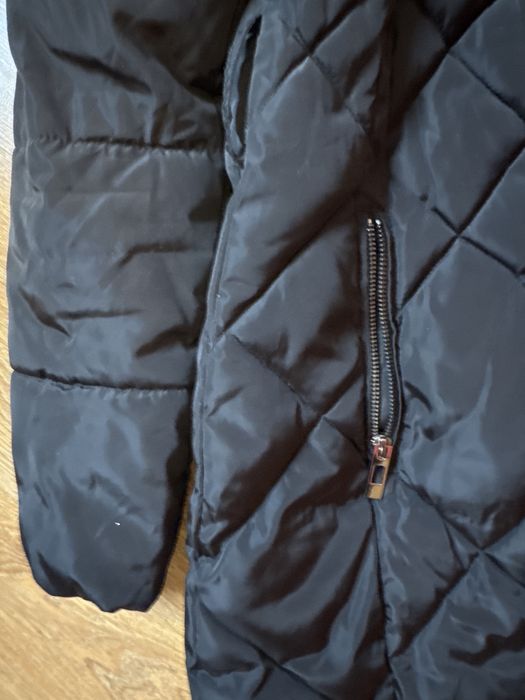 Plasz Reserved rozmiar 36. Czarny pikowany