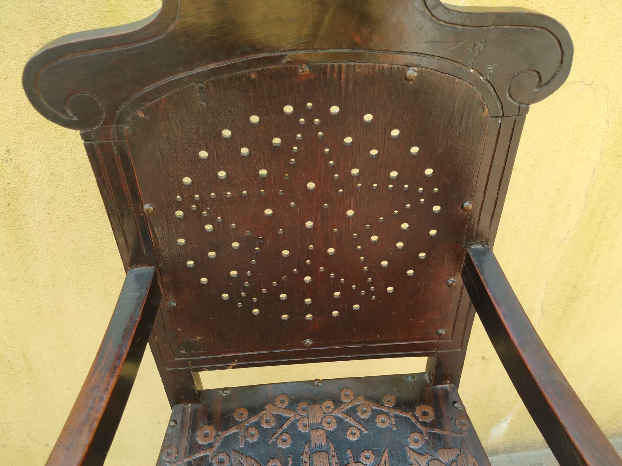 Cadeira de criança antiga de madeira