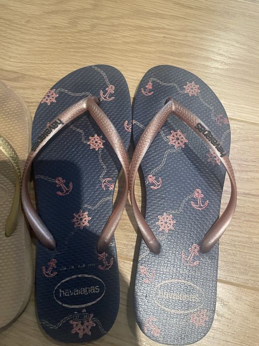 Havaianas douradas e Azuis
