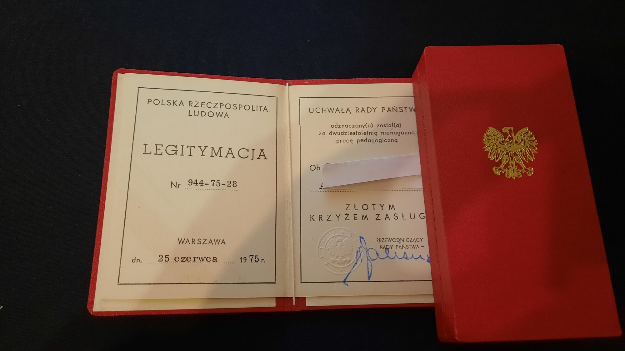 Złoty krzyż Zasługi PRL z pudełkiem i legitymacją stan Bardzo Dobry