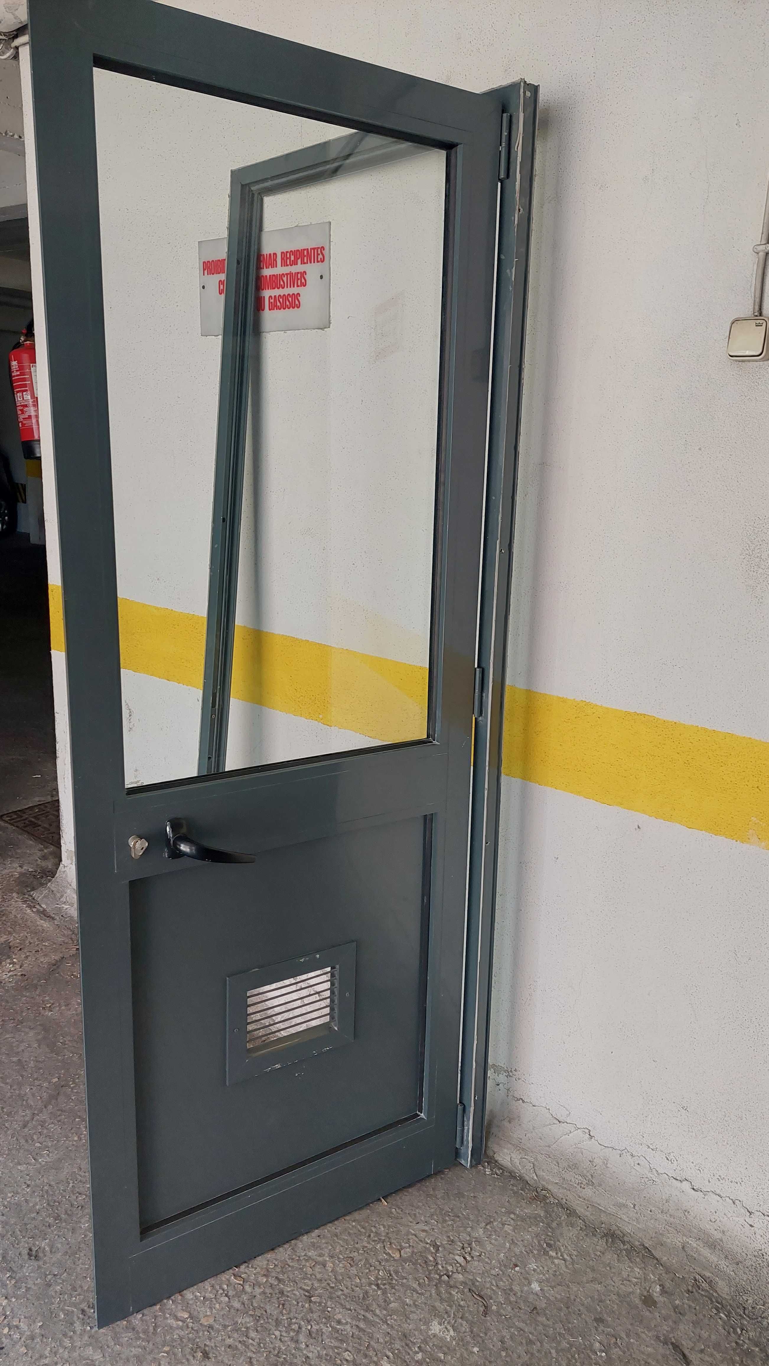Porta de aluminio  cinza de abrir com aro medida 2,00 x 0,80