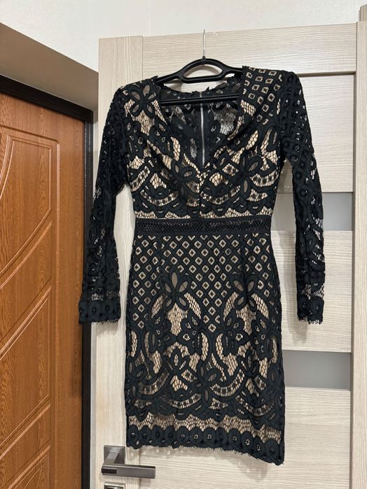 Мереживна чорна сукня з підкладкою