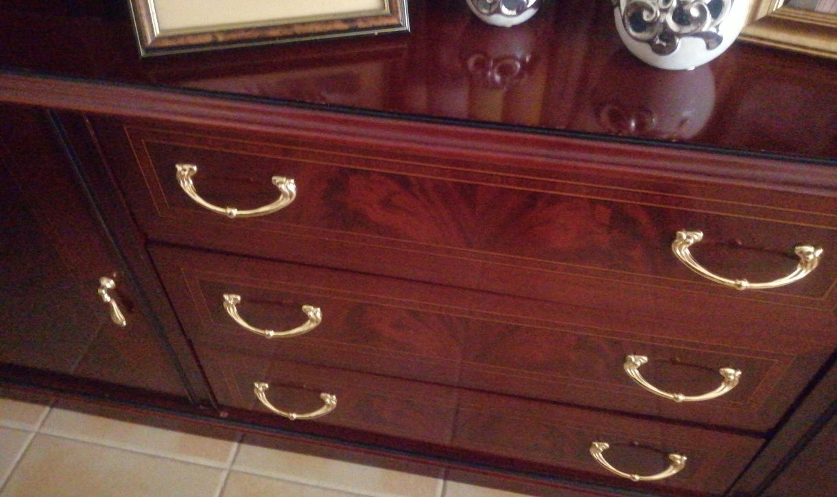 Móvel Armário de sala com Cristaleira em mogno