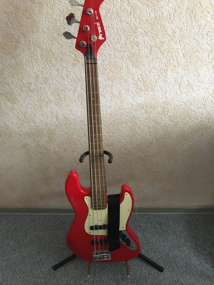 Gitara basowa z futerałem