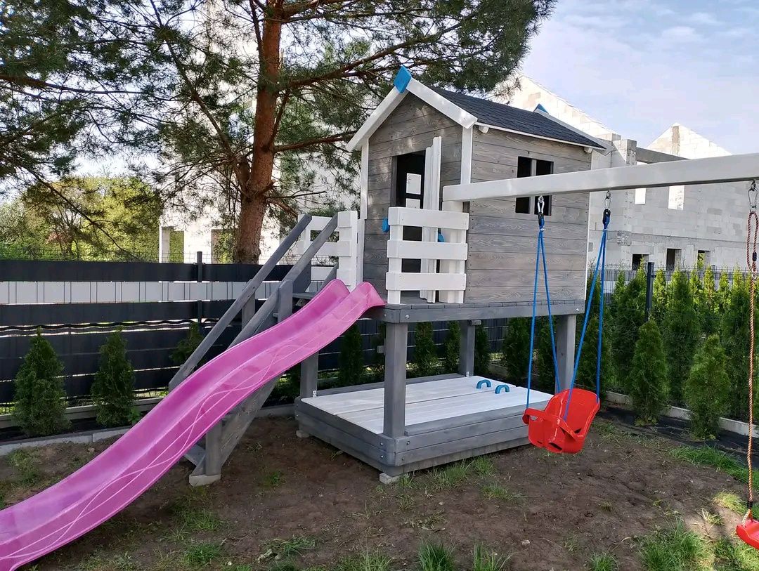 Drewniany domek dla dzieci, plac zabaw