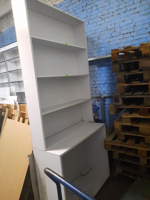 Шафи з полицями білі