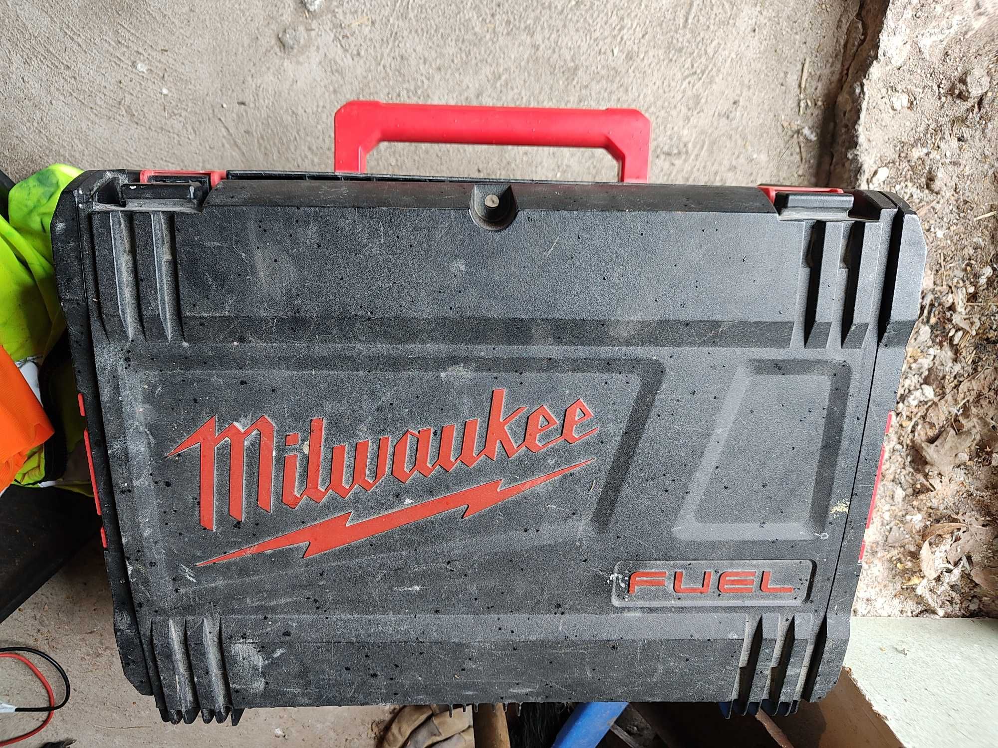 Gwoździarka Milwaukee M18 FFN. Cały zestaw plus gwoździe.