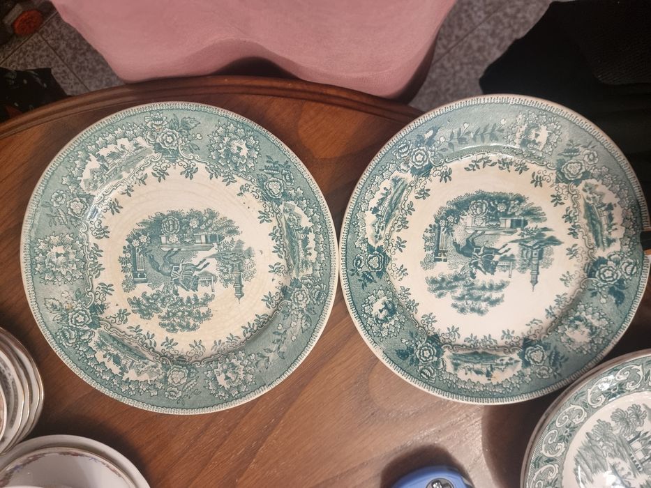 Dois pratos antigos Sacavém, Estátua de Gilman