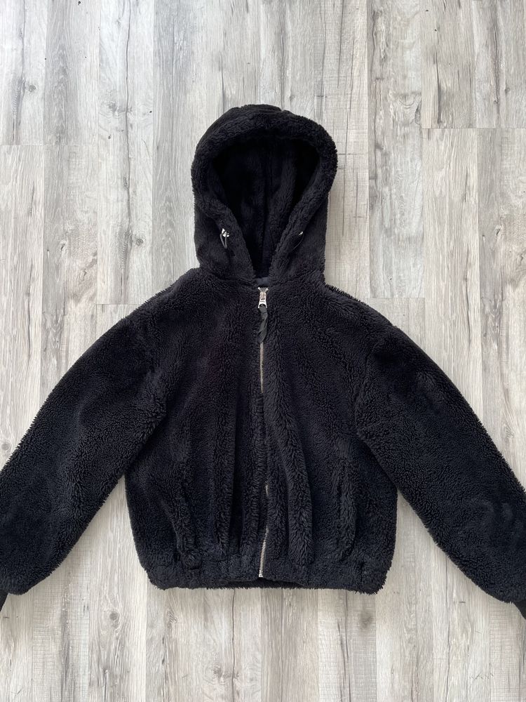 Czarne futerko z kapturem Bershka XS