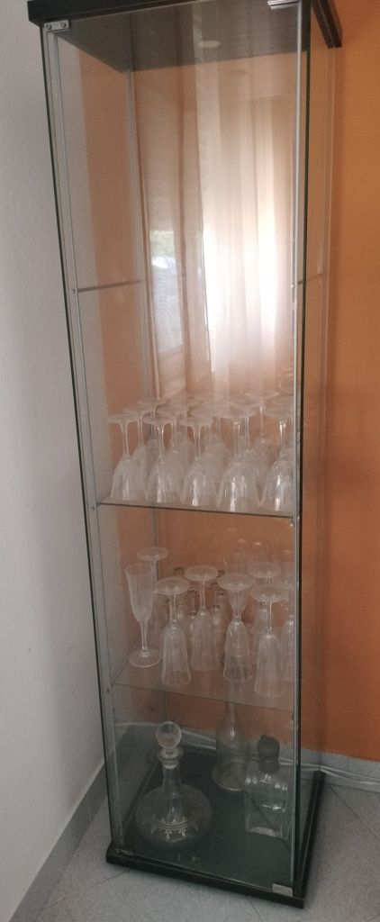 Vitrine IKEA com duas prateleiras em vidro