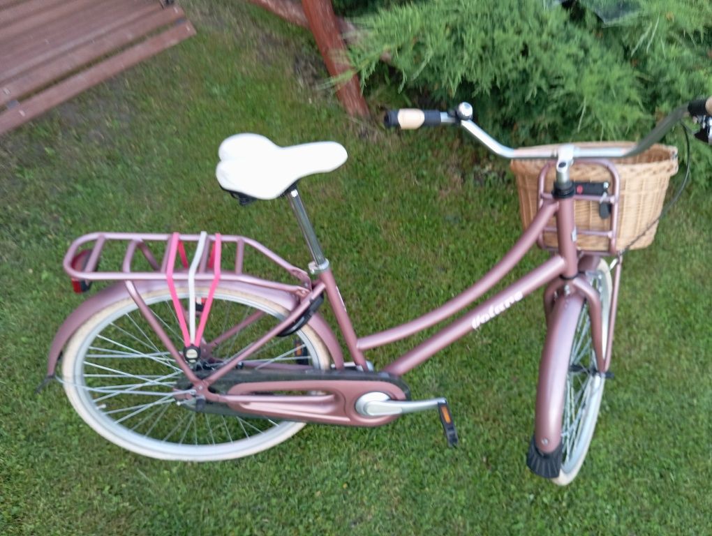 Różowy rower w dobrym stanie