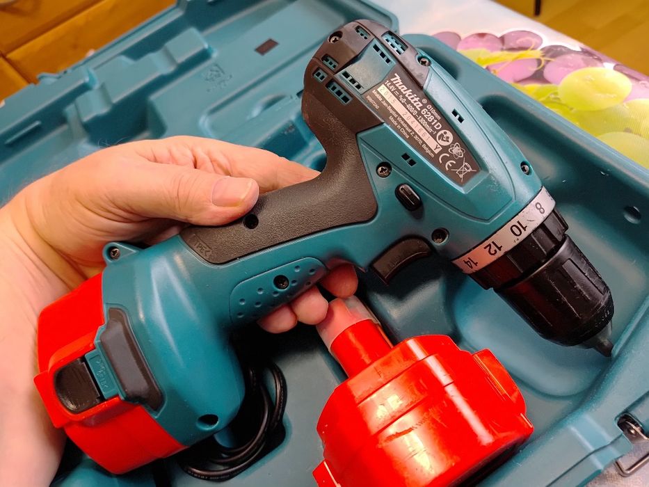 Bardzo ładna. Wiertarko-wkrętarka Makita 6281D.