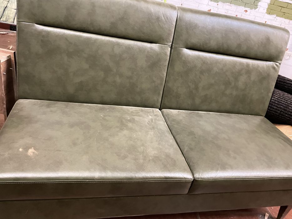 Диван зі штучної шкіри