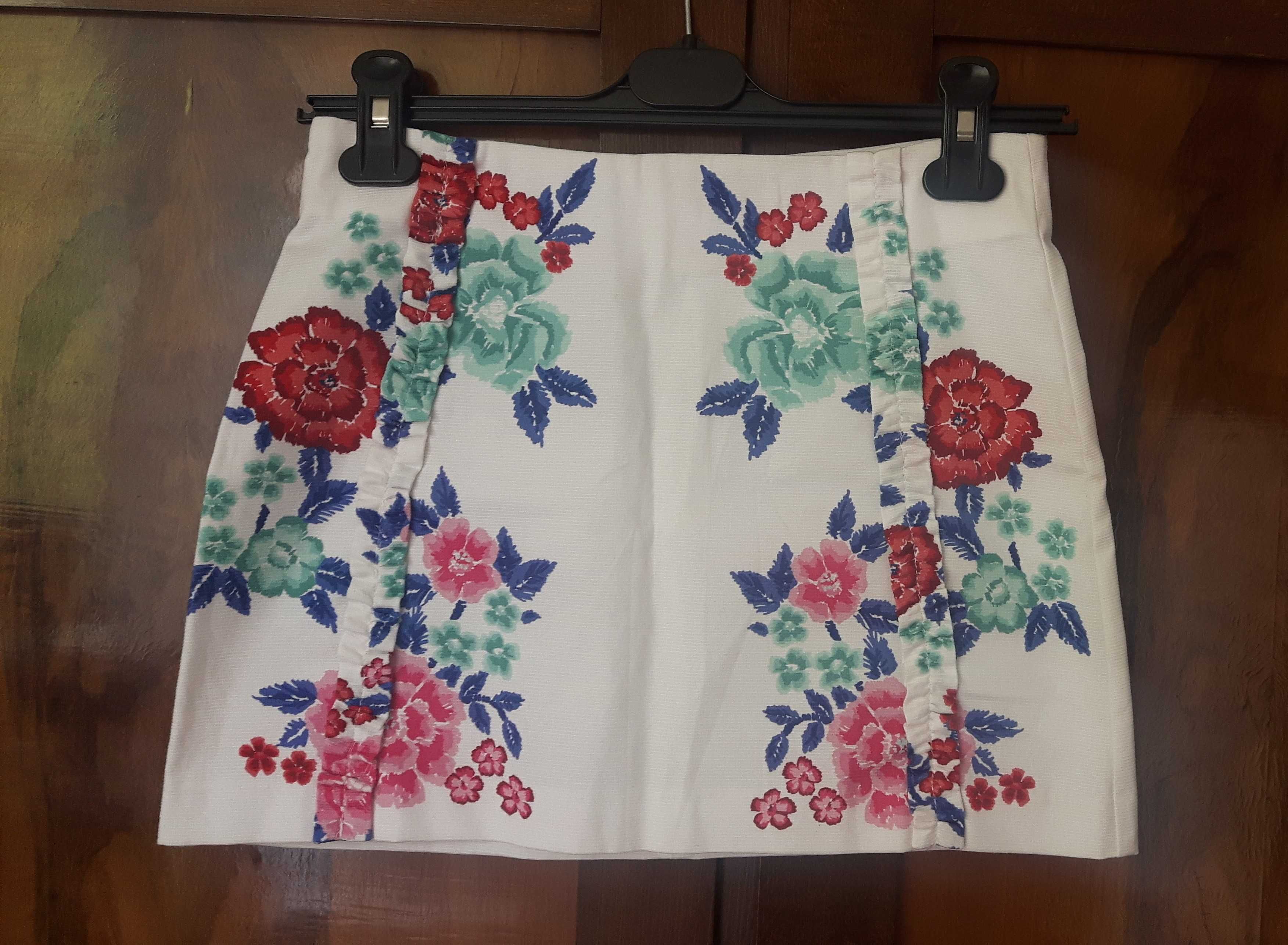 Biała spódnica w kwiaty, Zara