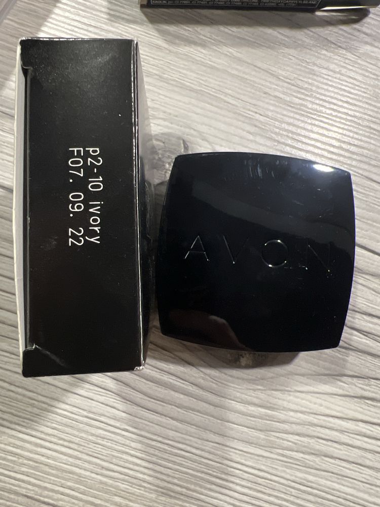 Kremowo-pudrowy podkład w kompakcie Avon Ivory