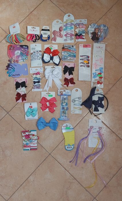 Vende-se acessórios para o cabelo. E cada pesa está a 1€ cada