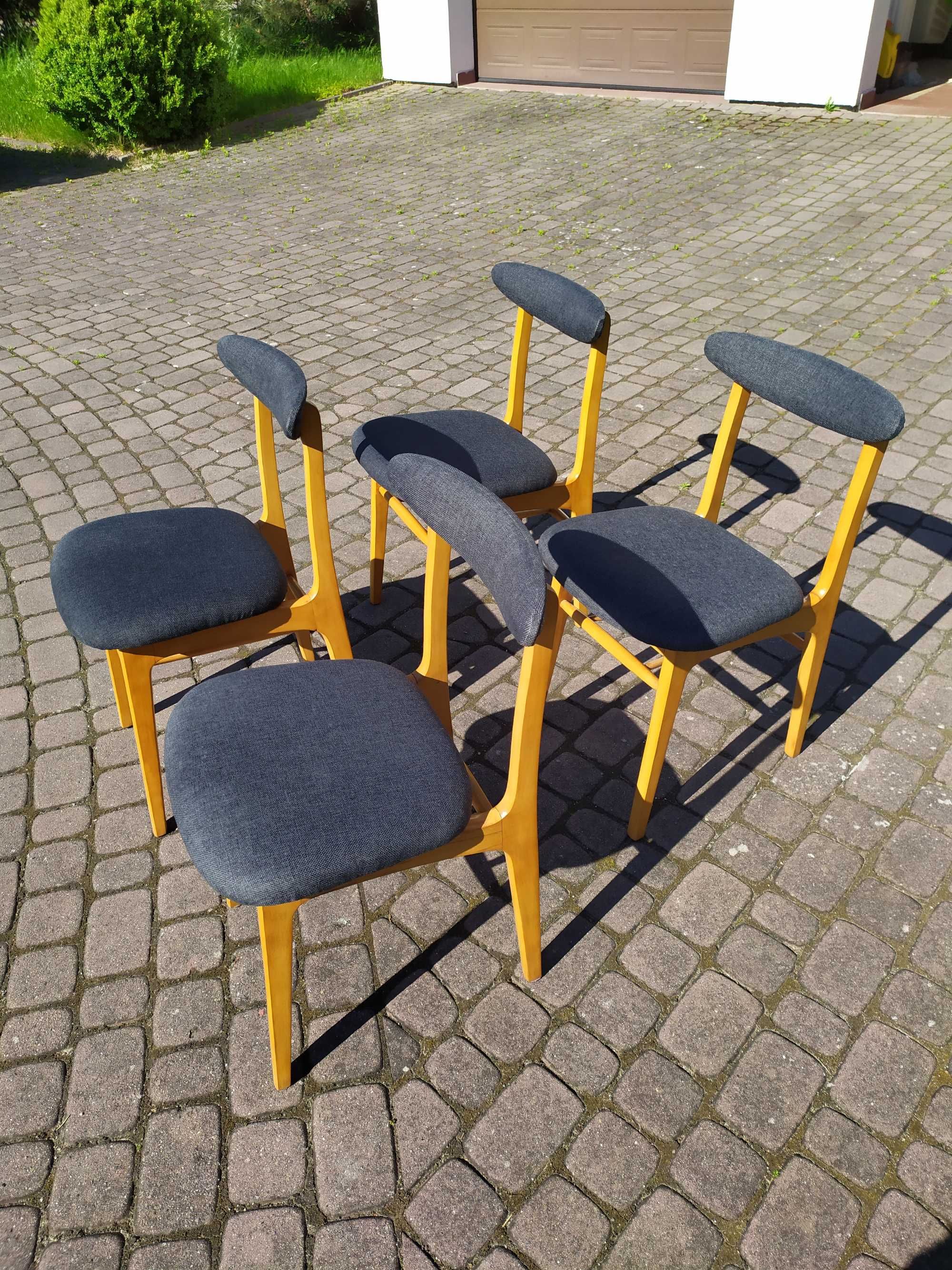 Krzesła typ A-5908 VAR - komplet 4 krzeseł z PRL po renowacji