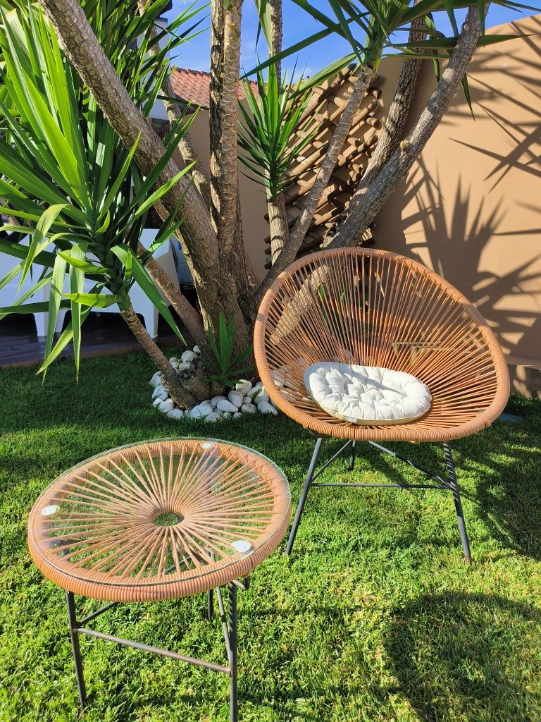 Conjunto mesa e duas cadeiras