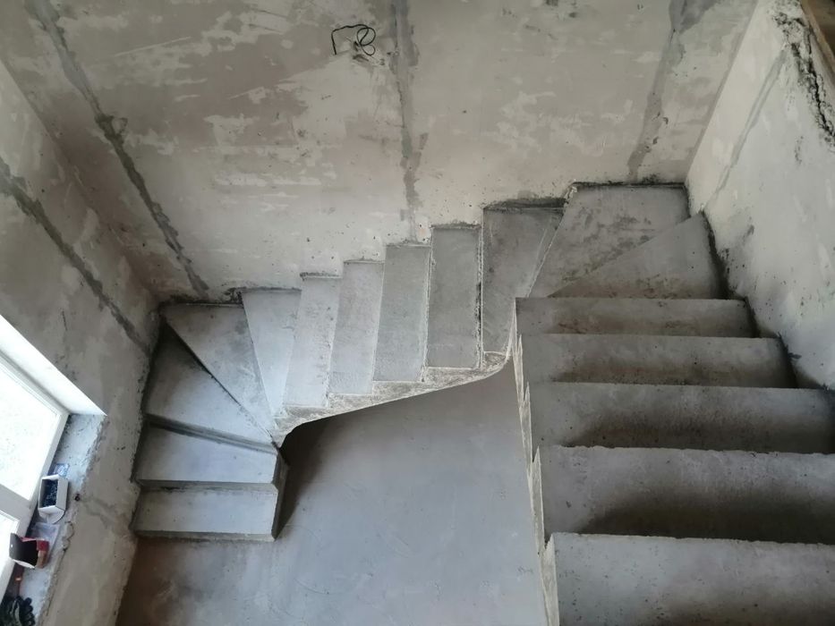 Бетонні сходи Ромни