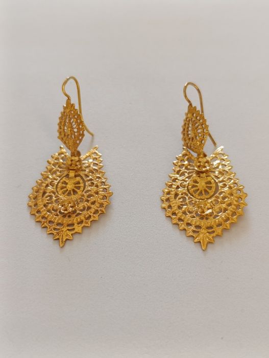 Brincos rainha de prata dourada