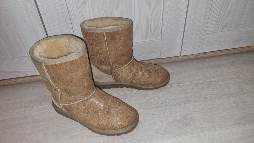 Уггі шкіряні бежевого кольору